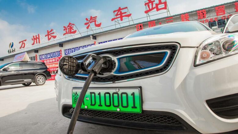 Čínský výrobce elektromobilů se chystá rozdrtit evropské automobilky. Karty má rozdány dobře