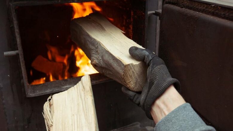 Vědci chtějí omezit pálení dřeva a štěpky. Zjistili, že produkuje více emisí než fosilní paliva