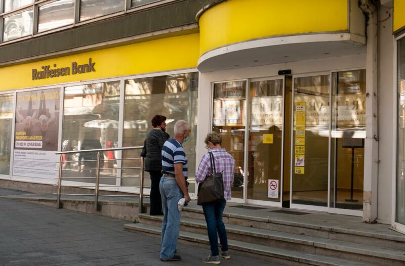 Velká banka v Česku má závažný problém. Hrozí, že ji odstřihnou od systému. Klienti už odcházejí