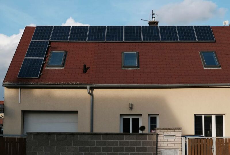 Už to přišlo. Solární panely budou povinné pro všechny domy a byty v Česku. Byl stanoven termín, odkdy je musíte mít na střeše